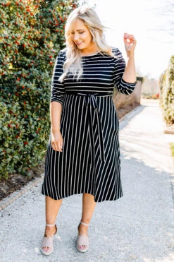 Holding Hands On The Boardwalk Dress, Black -Beyond Basics 373A4824