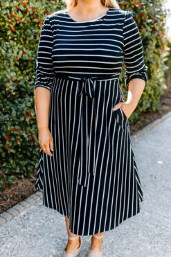 Holding Hands On The Boardwalk Dress, Black -Beyond Basics 373A4838